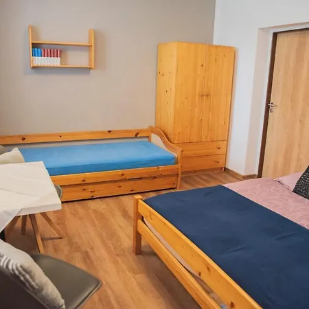 U Tri Lip Konukevi Hevlín