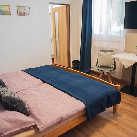 U Tri Lip Konukevi Hevlín