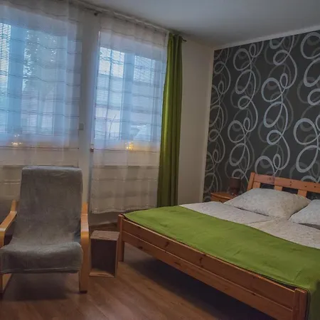 U Tri Lip Konukevi Hevlín