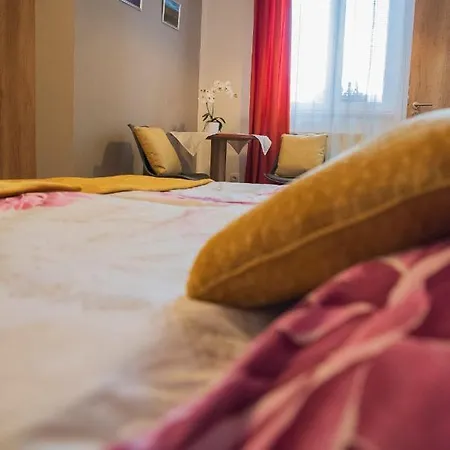 U Tri Lip Konukevi Hevlín